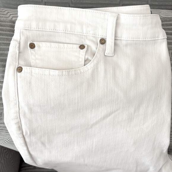 Talbots White Crop Flare, Five Pockets, Jeans. 2% Spandex. Size 16 - Picture 4 of 10
